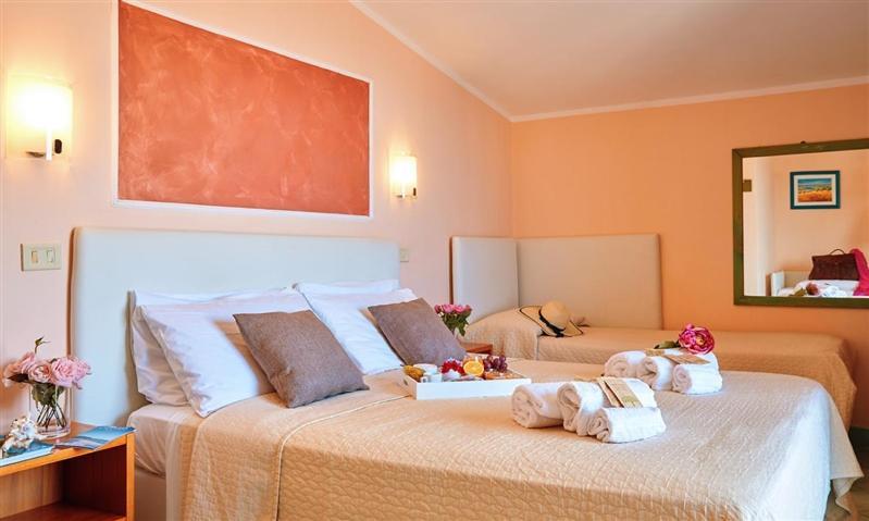 Hotel La Pergola Санта-Марія-ді-Кастеллабате Екстер'єр фото