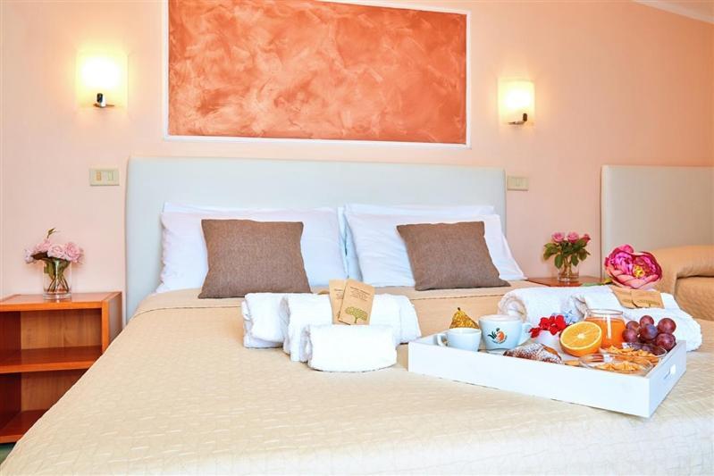 Hotel La Pergola Санта-Марія-ді-Кастеллабате Екстер'єр фото
