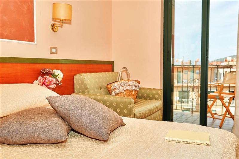 Hotel La Pergola Санта-Марія-ді-Кастеллабате Екстер'єр фото