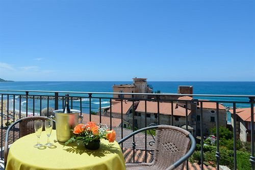 Hotel La Pergola Санта-Марія-ді-Кастеллабате Екстер'єр фото