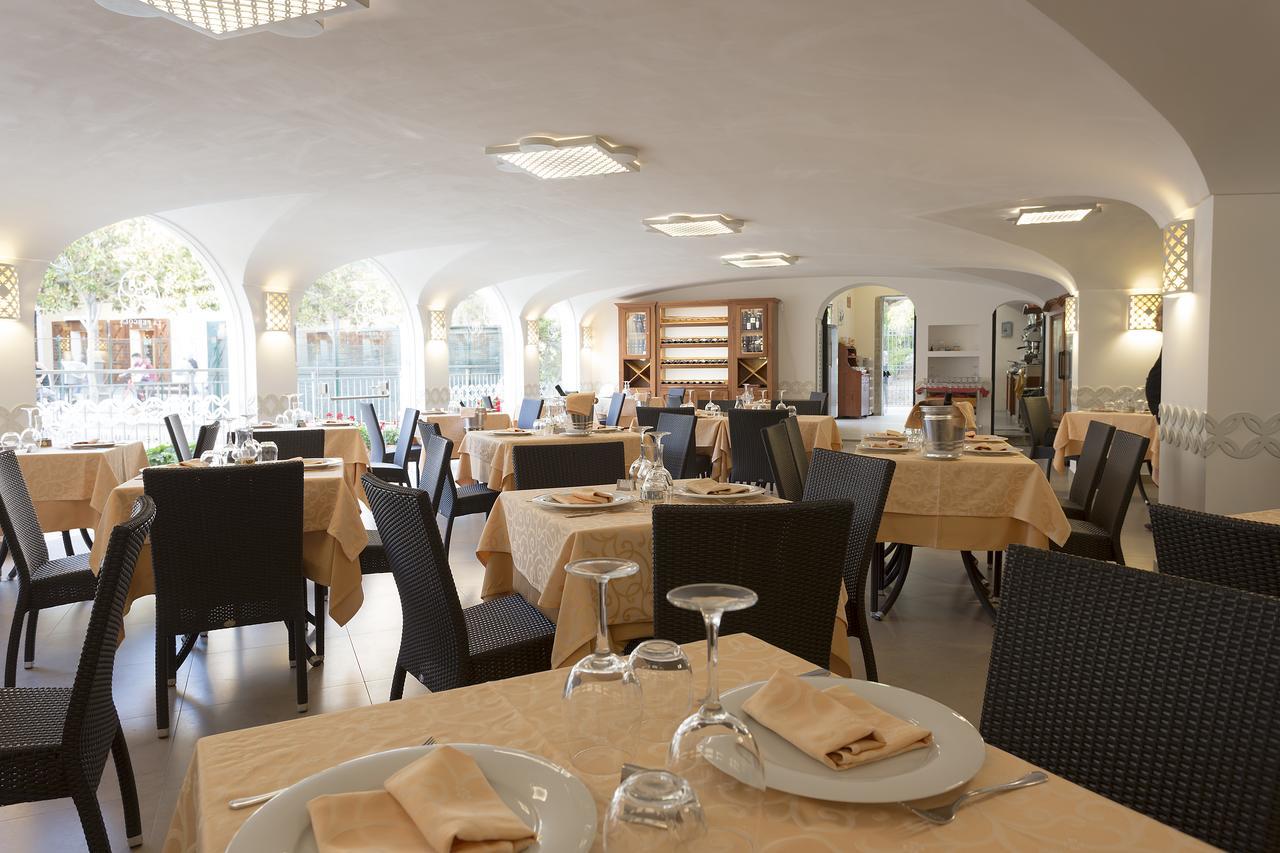 Hotel La Pergola Санта-Марія-ді-Кастеллабате Екстер'єр фото