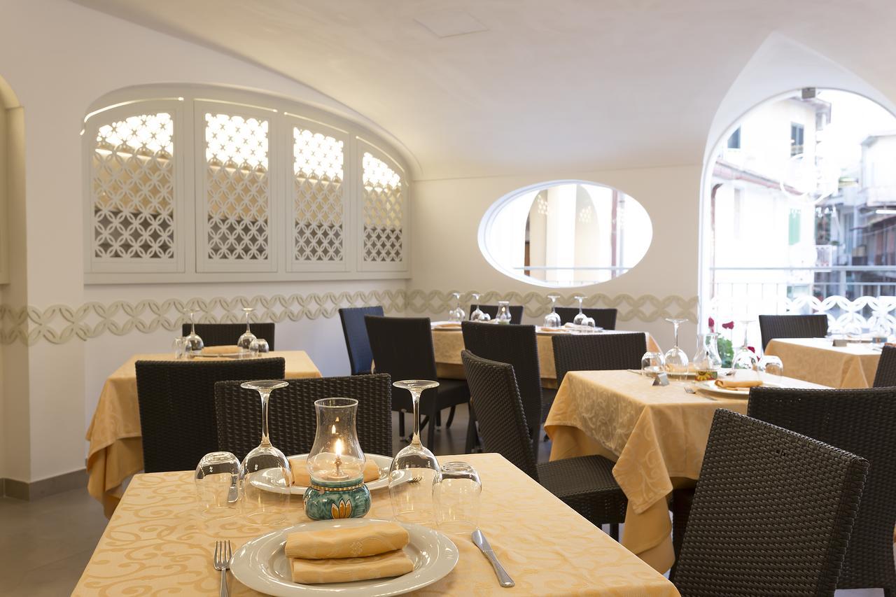 Hotel La Pergola Санта-Марія-ді-Кастеллабате Екстер'єр фото