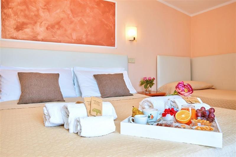 Hotel La Pergola Санта-Марія-ді-Кастеллабате Екстер'єр фото